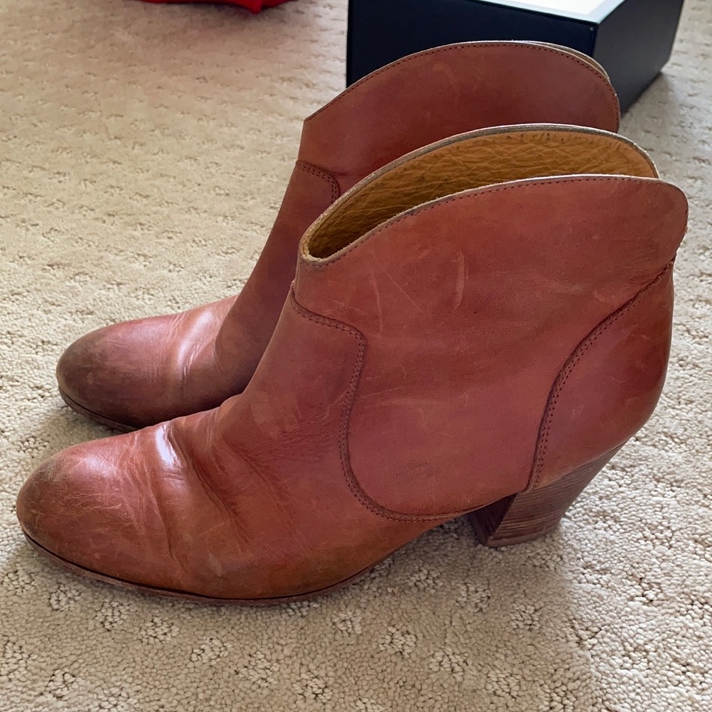 Saks Fifth Avenue 10022-SHOE tan booties size 11